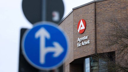 Foto mit Verkehrsschild und Logo der Agentur für Arbeit
