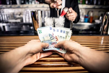 Mann hält Wirt mehrere Euro Scheine hin