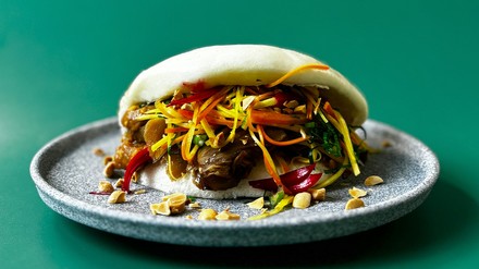 Pulled Mushroom Bun mit marinierten Pilzen, gepickeltem Gemüse und Erdnusssauce