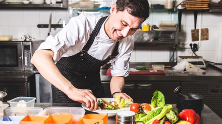 Koch bereitet ein veganes Gericht vor