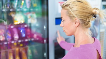 Frau vor einem Vending-Automat