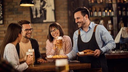 Kellner bringt Essen an den Tisch