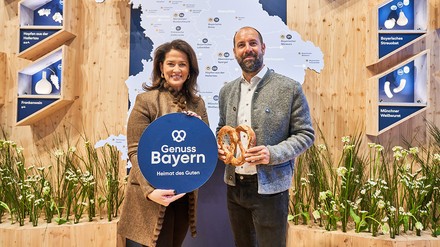 Staatsministerin Michaela Kaniber mit Markenidentitätsberater Christopher Spall