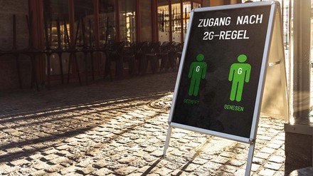 Der Zugang zur Gastronomie soll bei Unterschreiten der Belastungswerte bei Einhaltung der 2G-Regel möglich sein. (Foto: © MB.Photostock/stock.adobe.com)
2G Schild