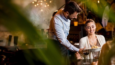 Kellner serviert Speise