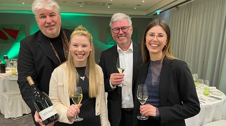 Hoteldirektor Walter Sosul, die Sulzfelder Weinprinzessin Katharina Walter, Winzer Hugo Brennfleck und seine Tochter Anna-Lena Brennfleck