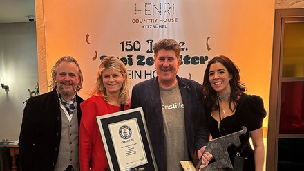 V. l. n. r.: Eckart Buss (Henri), Nicoletta Plumm (Kitzbühel Tourismus), Christian Flühr ("Mister Ski-Weltrekord"), Susanne Grill (Hoteldirektorin Henri)