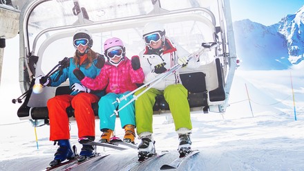 Touristen im Ski-Lift