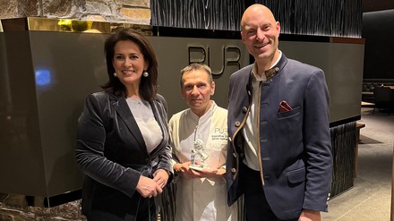 V. l. n. r.: Michaela Kaniber, Bayerische Staatsministerin für Ernährung, Landwirtschaft, Forsten und Tourismus, Ulrich Heimann, Executive Chef im Gourmet Restaurant Pur, Werner Müller, General Manager Kempinski Hotel Berchtesgaden