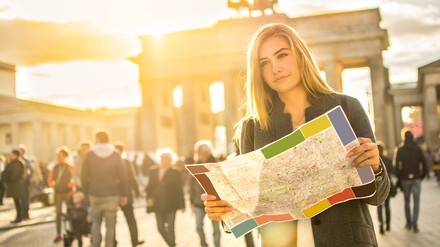 Touristin vor dem Brandenburger Tor in Berlin