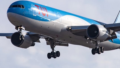 Ein Flugzeug mit TUI-Logo