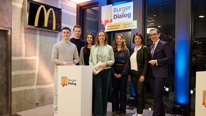 Vertreter der Gen Z und die Politiker des erste Burger Dialogs