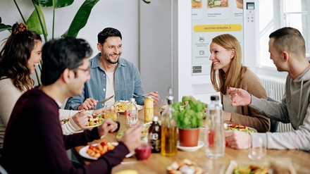 Mitarbeiter am Essenstisch