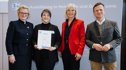Angela Inselkammer (Präsidentin des Bayerischen Hotel- und Gaststättenverbandes Dehoga Bayern), Julia Nachtmann (Best Western Plus Hotel Erb), Ulrike Scharf (Ministerin für Familie, Arbeit und Soziales) und Manfred Gößl (Hauptgeschäftsführer des bayerischen Industrie- und Handelskammertages (BIHK) e.V.