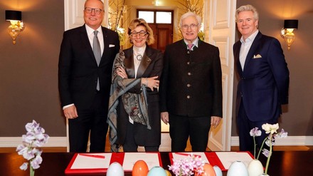 Holger Schroth, Area General Manager, Hotel Vier Jahreszeiten Kempinski München; Barbara Muckermann, Group Chief Executive Officer, Kempinski Hotels; HRH Prinz Luitpold von Bayern; Anders Thomas, CEO, Porzellan Manufaktur Nymphenburg