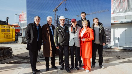 Auf dem Bild sind zu sehen (v.l.n.r.): Lukas Weder (Architekt Barkow Leibinger), Frank Barkow (Architekt Barkow Leibinger), Frank Bartl (Oberpolier), Ekkehard Streletzki (Eigentümer), Martin Hikel (Bezirksbürgermeister Neukölln), Franziska Giffey (Senatorin für Wirtschaft, Energie und Betriebe), Maxim Streletzki (Eigentümer)