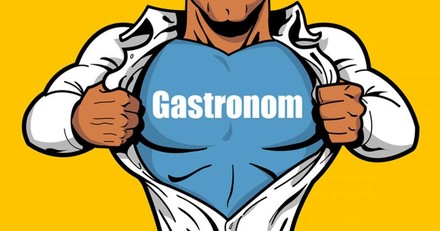 Mann reißt sich das Hemd auf, darunter Shirt mit Aufschrift „Gastronom“