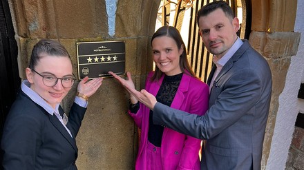 Christoph Hoenig, Geschäftsführer des Neumühle Resort & SPA und seine Teamkolleginnen freuen sich über die 5-Sterne-Auszeichnung