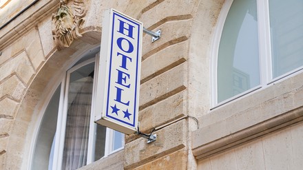 Hotelschild an einer Fassade