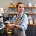 Junge Frau bereitet Kaffee vor