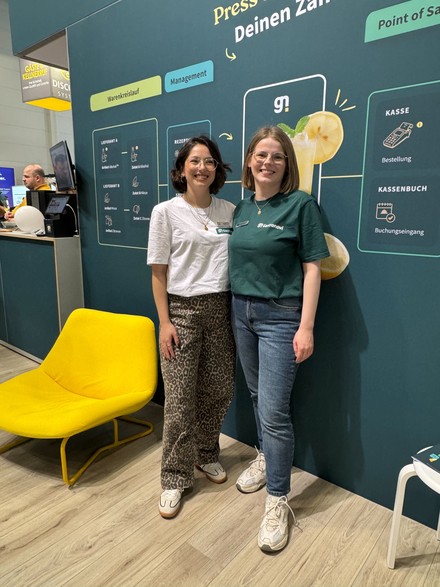 Natascha Lau (links) von Gastronovi zusammen mit einer Kollegin