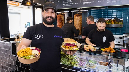 Ugi’s mit veganer Döner-Tasche und einer Döner-Bowl