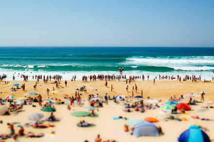 Ein überfüllter Touristenstrand