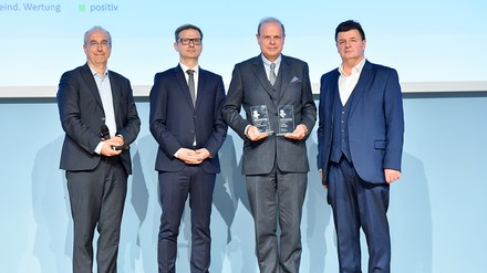 Die Preisverleihung mit den Preisträgern auf der Bühne