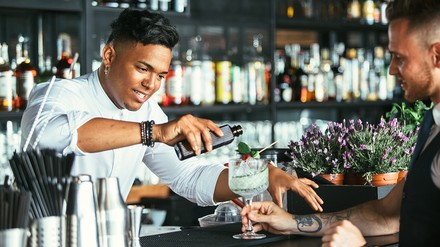 Bartneder an der Bar