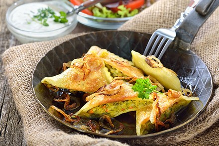 Eine Pfanne mit gebratenen Maultaschen