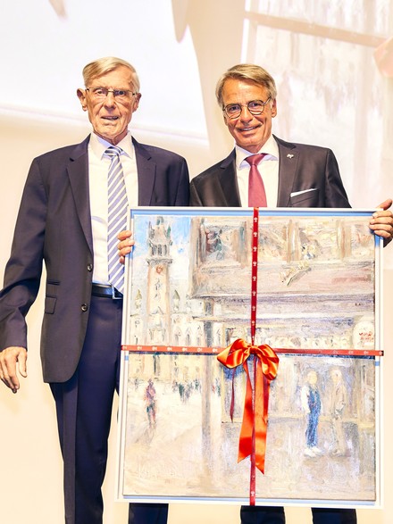 Geschenkübergabe: Eugen Block und Stephan von Bülow