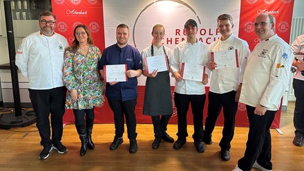 Dennis Straubmüller, Jula Fenella Kutsche, Moritz Range und David Stadler mit Daniel Schade, Katrin Achenbach und Thorben Grübnau