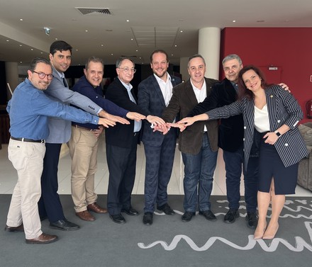 Die Gründungsmitglieder des „European Bound of Hospitality Leaders“ (v. l.): Antonio Melo (ADHP Portugal), Raul Ribeiro Ferreiera (ADHP Portugal), Morey Perez (AEDH Spanien), Manuel Vegas (AEDH Spanien), Andreas Neininger (HDV), Fernando Garrido (ADHP Portugal), Bartolo d’Amico (ADA Italia), Patricia Correia (ADHP Portugal)