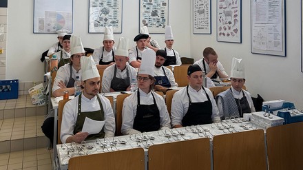 14 Auszubildende bei ihrer Abschlussprüfung