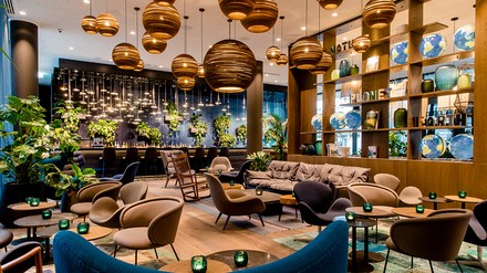 Blick in die Lobby des neuen Motel One Bonn-Hauptbahnhof