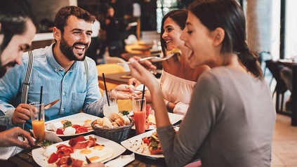 Gruppe im speist im Restaurant