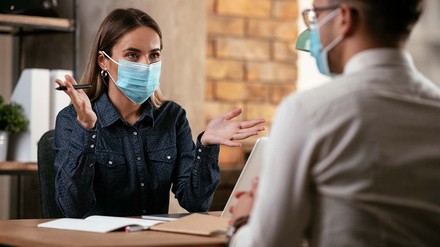 Beim Recruiting müssen Personaler heute aktiver auf potenzielle Mitarbeiter zugehen. (Foto: © Boris Jovanovic via Getty Images)