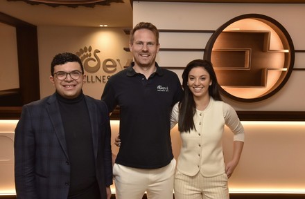 Sebastian Banhardt (Inhaberfamilie), Andre Rehbein (Spa-Leiter) und Nathalie Banhardt (Inhaberfamilie) freuen sich, ihre Gäste im neugestalteten „Devi Spa“ begrüßen zu können.