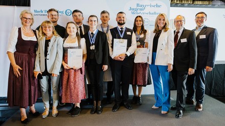 Die Städtische Berufsschule für Hotel-, Gaststätten- und Braugewerbe München holte sich die Spitze bei der Mannschaftsauswertung (v. l.): „Dehoga Bayern“-Präsidentin Angela Inselkammer, Eva Schießl Berufsschule München, Matthias Fuchs, Berufsschule München, Marina Kleinschwärzer (Hotelkauffrau),  OStD Gernot Raab, Schulleiter Berufsschule München, Maria Gantner, Hans Oertel (Koch), Valentin Wisgott, Tanya Lindorfer (Hotelkauffrau), Staatsministerin Anna Stolz, Erhard-Josef Hans, Berufsschule München, und Maximilian Fruth, Berufsschule München.