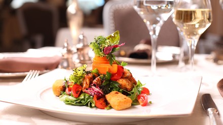Teller mit Essen in einem Restaurant