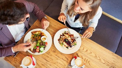 Ein Pärchen beim Essen