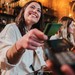 Frau zahlt im Restaurant mit Karte