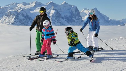 Eine vierköpfige Familie beim Skifahren