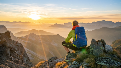 Wanderer macht eine Pause in den Bergen.