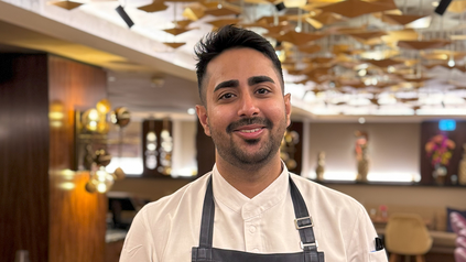 Portrait von Nikkei Nine, neuer Küchenchef im Hotel Vier Jahreszeiten Hamburg