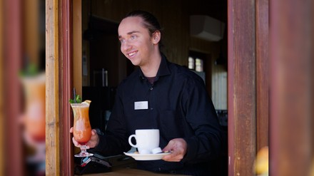 Portrait von Benny Ott, neuer Beach Club Manager im Seehotel Niedernberg