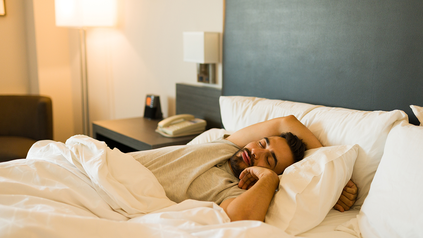 Schlafender Mann im Hotelbett