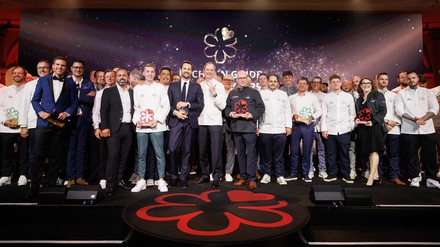 Die Preisträger stehen nach der Verleihung der Michelin-Sterne 2025 auf der Bühne.