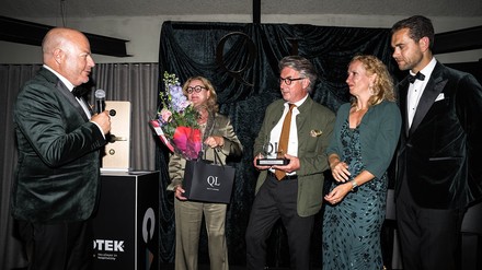 Sander Allegro (Vorsitzender Quality Lodgings), Ruth Rüssel (Inhaberin Rüssels Landhaus), Harald Rüssel (Inhaber Rüssels Landhaus), Pauline Verhoef (Geschäftsführerin Quality Lodgings) und Duco Salomons (CEO des Award-Sponsors Hotek Hospitality Group).