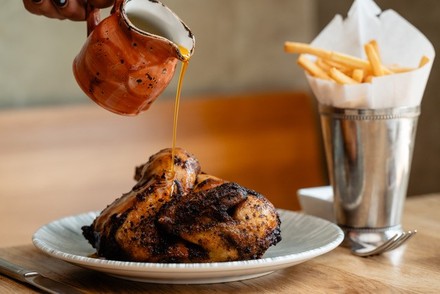Huhn wird serviert
